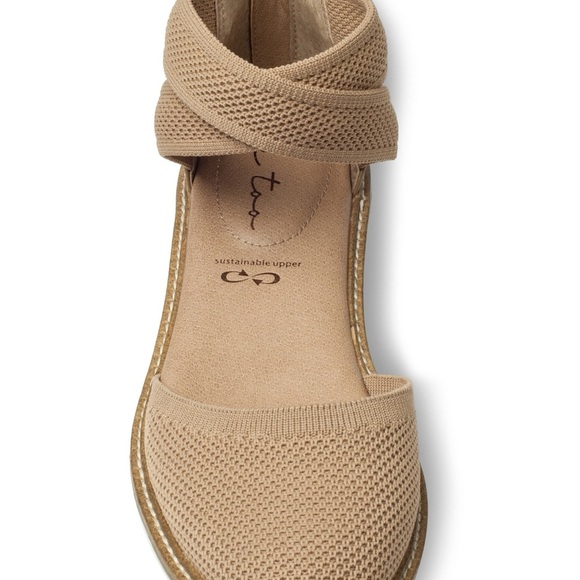 Me Too Adria Mesh Closed Toe Wedge Sandals - Picture 4 of 6